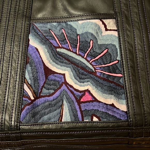 Real leather, black Pineda Covalin purse with embossed front image - Picture 4 of 4